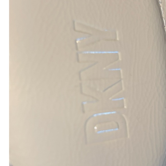 DKNY Logo Thong Sandals Womens Size 11 Nude Patent Slip On Flat Summer - Picture 7 of 11